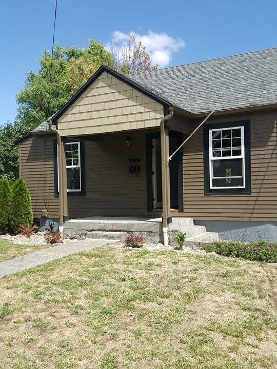 766 20th St NE in Salem, OR - Building Photo