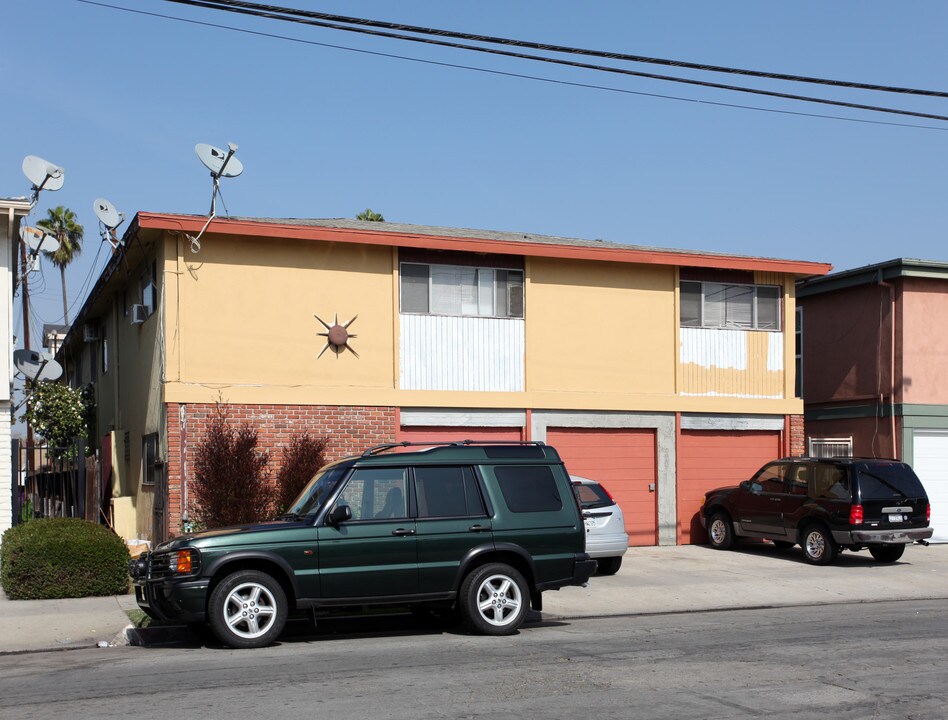 221 E Burnett St in Long Beach, CA - Foto de edificio