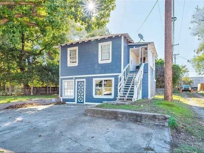 property at 615 W Dakota Ave