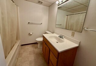 906 Cedar River Dr in Waverly, IA - Foto de edificio - Building Photo