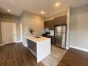 5911 N Northwest Hwy in Chicago, IL - Building Photo - Building Photo