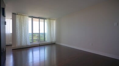 530-530 Lolita Gardens in Mississauga, ON - Building Photo - Building Photo