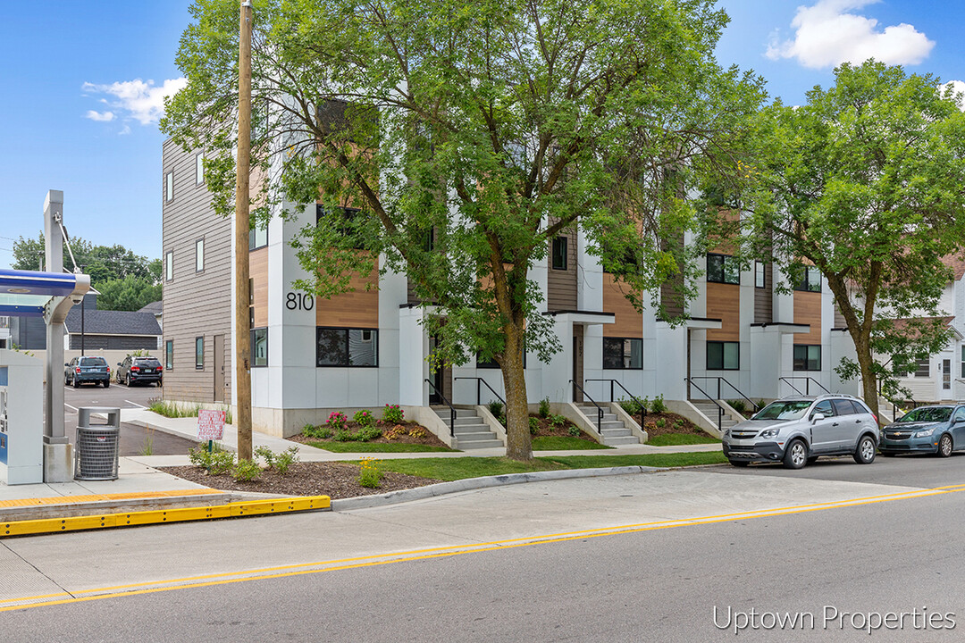 810 Fulton St W, Unit Suite 107 in Grand Rapids, MI - Building Photo