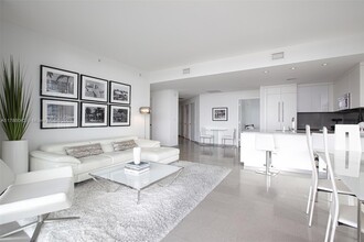 88 SW 7th St, Unit 1902 in Miami, FL - Building Photo - Building Photo