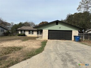 1313 Fieldcrest in New Braunfels, TX - Building Photo - Building Photo