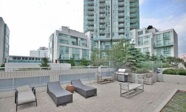 225 Webb Dr in Mississauga, ON - Building Photo - Building Photo