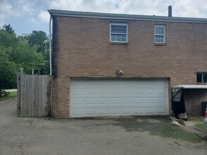 210 Canterbury Ln in North Versailles, PA - Foto de edificio - Building Photo