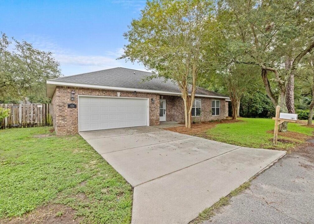 104 Point Comfort Rd in Mary Esther, FL - Building Photo