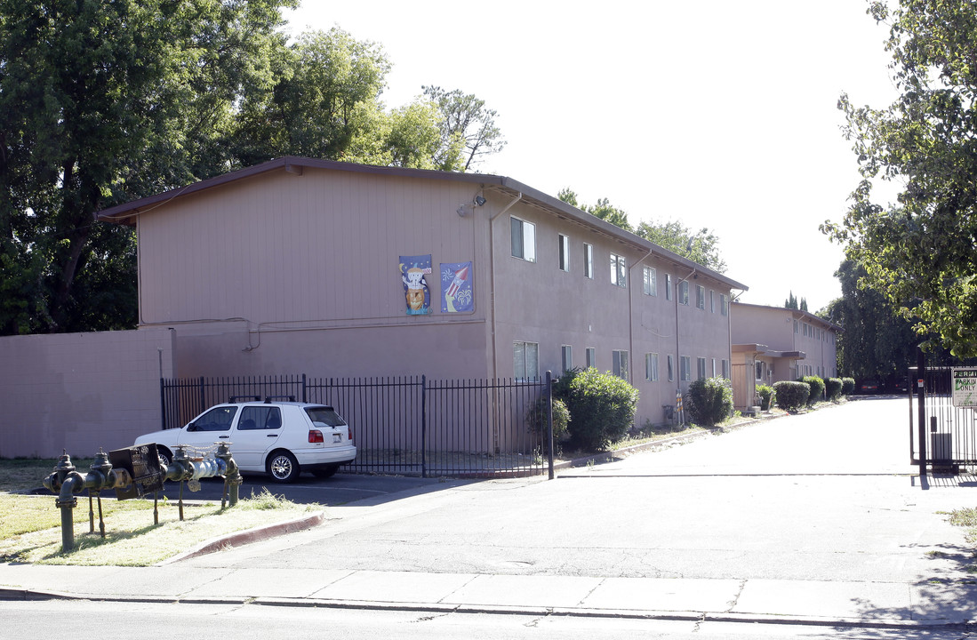 Hunter's Pointe in West Sacramento, CA - Building Photo