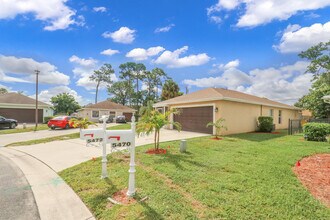 5472 Club Cir in Haverhill, FL - Building Photo - Building Photo
