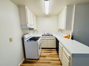 42755 40th St W in Quartz Hill, CA - Foto de edificio - Building Photo