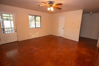 701 Roland Ln in Kyle, TX - Foto de edificio - Building Photo