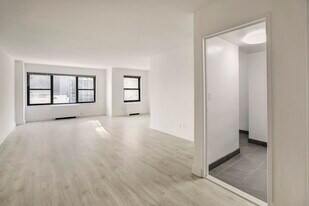 Murray Park in New York, NY - Building Photo