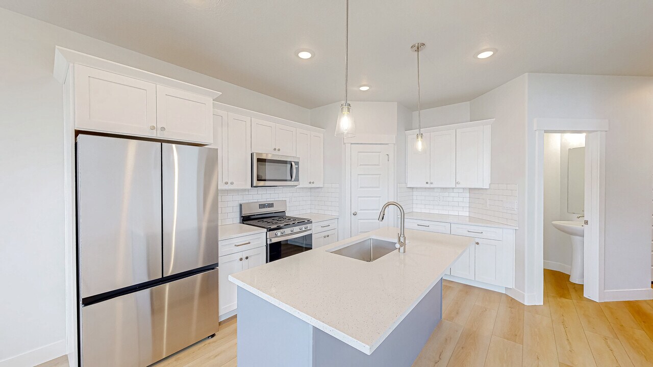 702 S 4500 S in Mapleton, UT - Building Photo