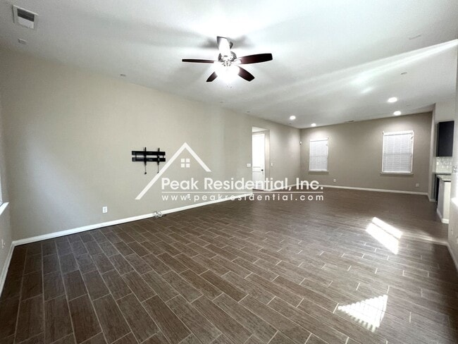 8434 Belcastel Way in Fair Oaks, CA - Foto de edificio - Building Photo