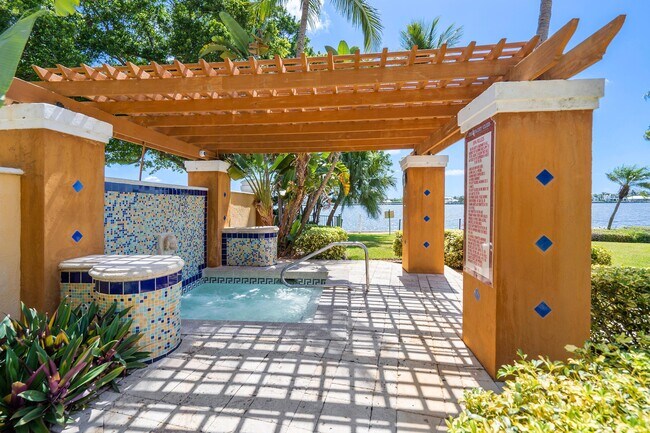 120 Yacht Club Way in Hypoluxo, FL - Foto de edificio - Building Photo