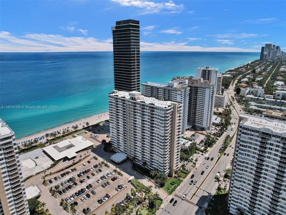 1980 S Ocean Dr, Unit 3P in Hallandale Beach, FL - Building Photo