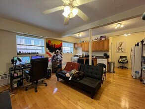 1559 Beacon St, Unit 2 in Brookline, MA - Foto de edificio - Building Photo