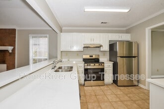 2216 Lake Springs Ln in Memphis, TN - Building Photo - Building Photo