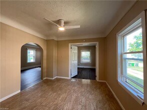 1365 Craneing Rd in Wickliffe, OH - Foto de edificio - Building Photo