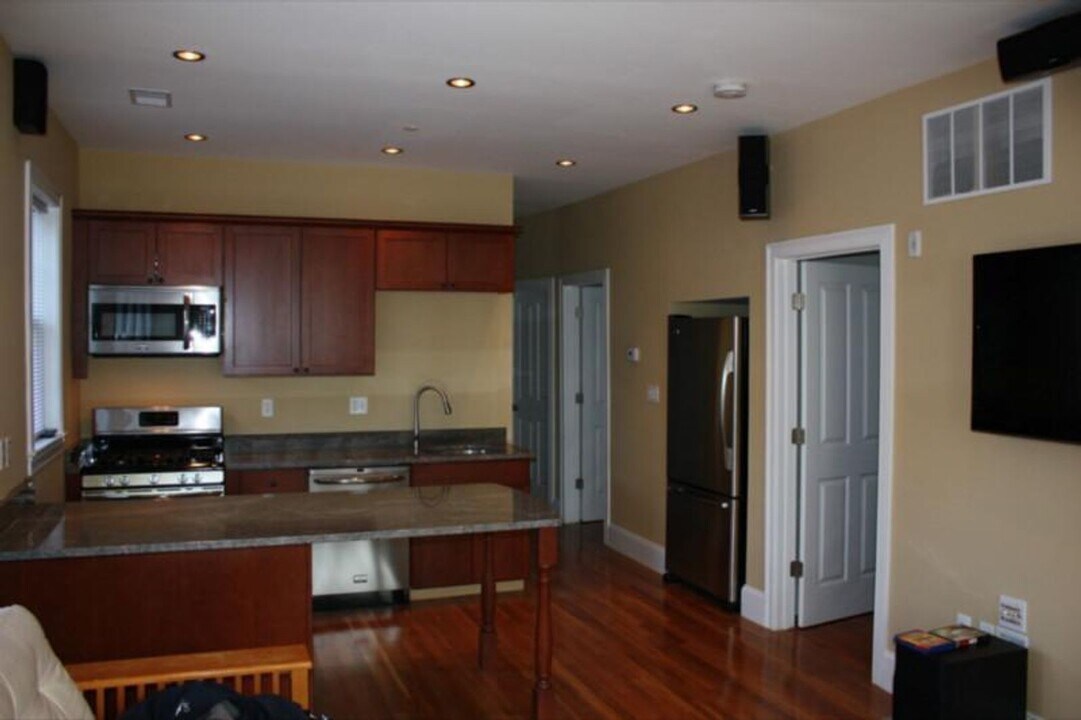 148 Hillside St in Boston, MA - Building Photo