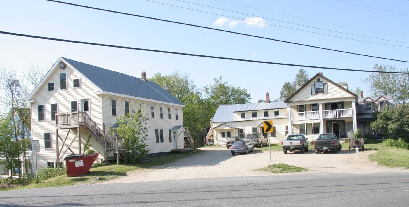 6039-6041 Memorial Dr in Lyndonville, VT - Foto de edificio