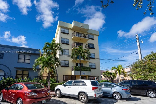 6960 Rue Vendome in Miami, FL - Building Photo - Building Photo