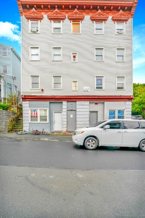 132 Locust St in Waterbury, CT - Building Photo