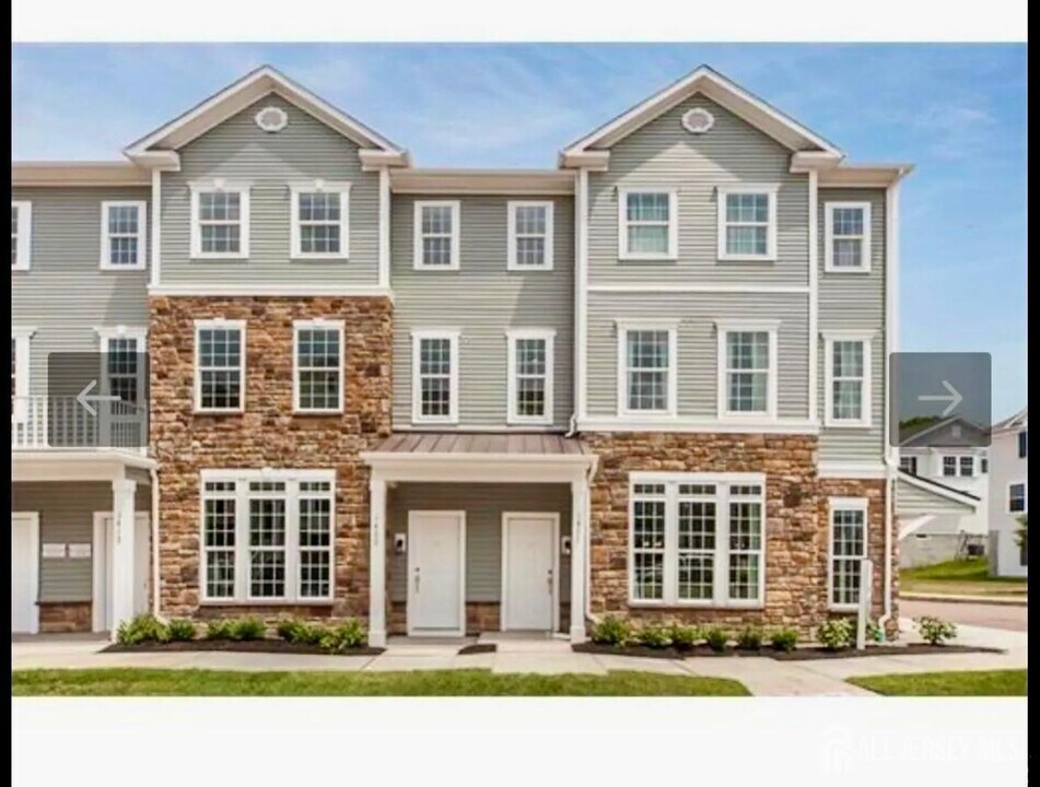 1513 Hudson Cir in Highland Park, NJ - Building Photo
