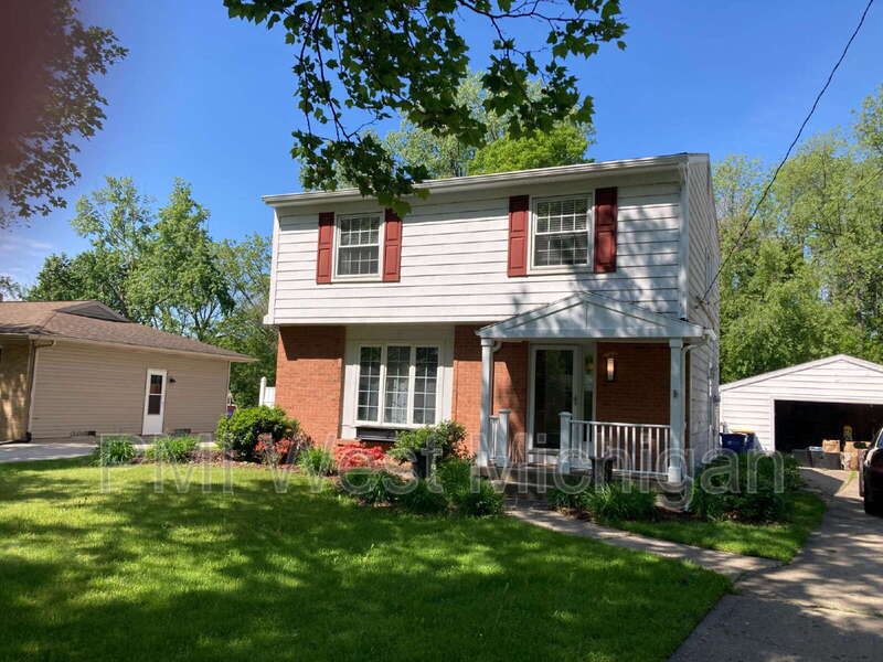 1013 Worcester Dr NE in Grand Rapids, MI - Building Photo