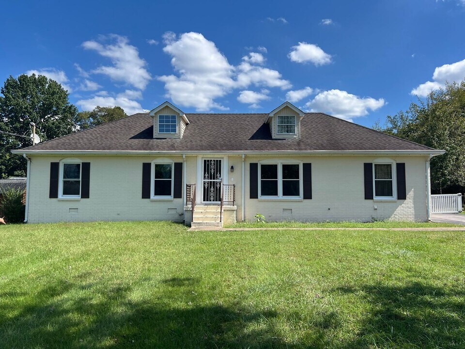 420 Ross Dr in Smyrna, TN - Foto de edificio