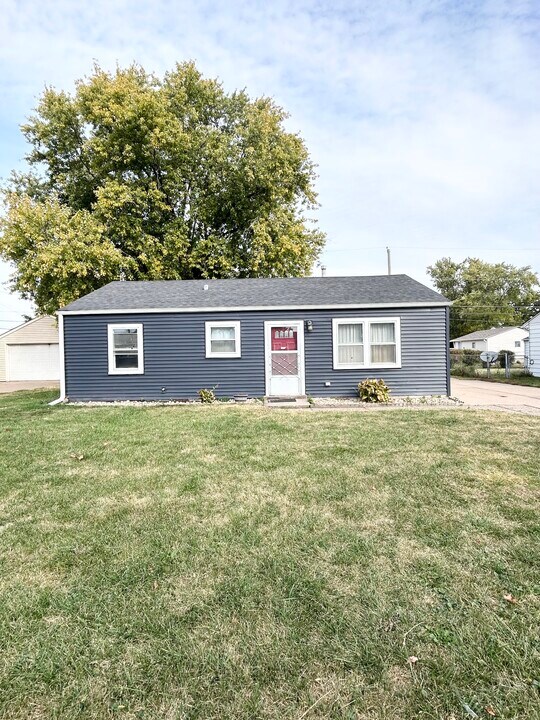 2014 W 68th St in Davenport, IA - Building Photo