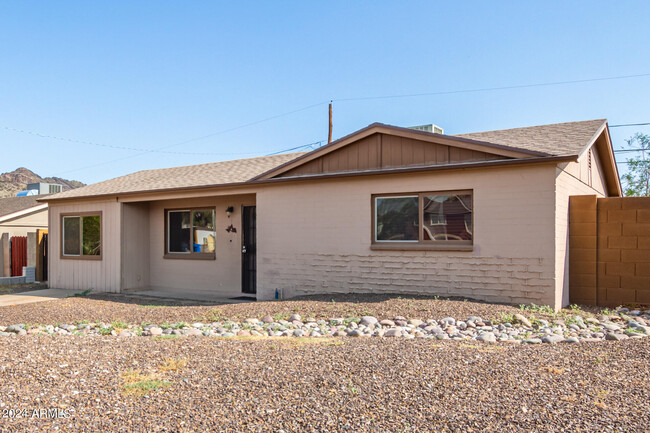 1313 E Christy Dr in Phoenix, AZ - Foto de edificio - Building Photo