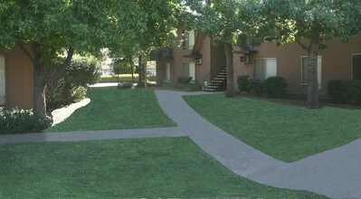 Rose Glen Apartments in Rancho Cordova, CA - Building Photo - Building Photo