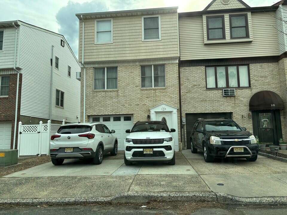 18 Columbus Dr in Bayonne, NJ - Building Photo