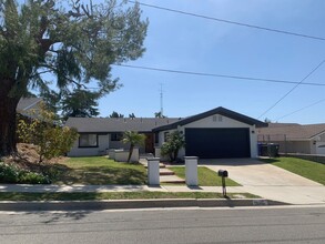 28210 Enderly St in Santa Clarita, CA - Foto de edificio - Building Photo