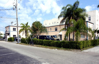 323 Almeria Rd in West Palm Beach, FL - Building Photo - Building Photo