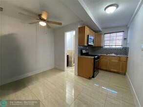 2250 NW 103rd St-Unit -B in Miami, FL - Building Photo - Building Photo