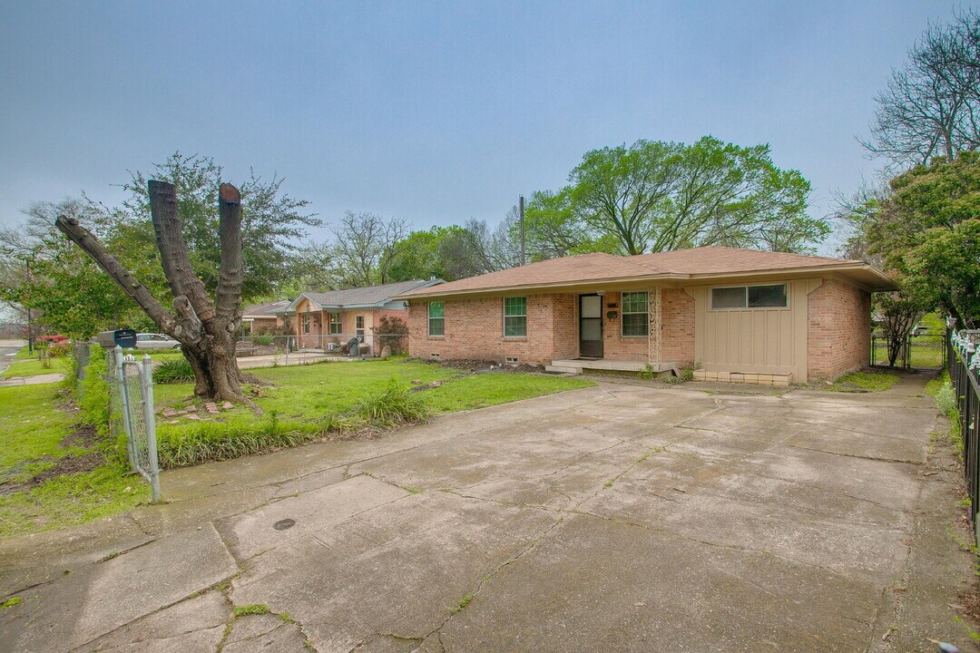 1125 Templecliff Dr in Dallas, TX - Building Photo