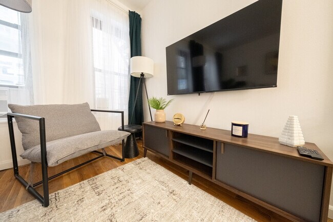 305 E 95th St in New York, NY - Building Photo - Building Photo