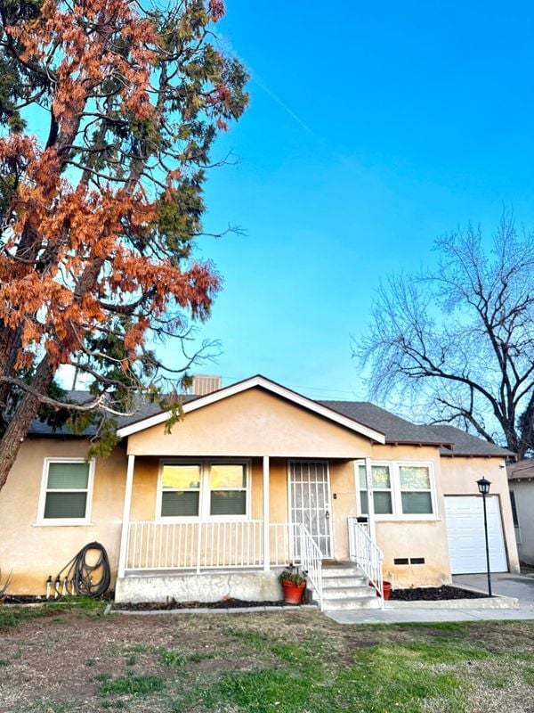 2204 Barnett St in Bakersfield, CA - Building Photo - Building Photo
