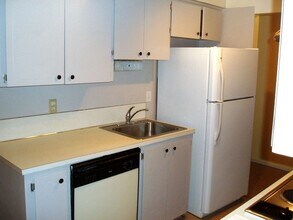 7720 SW Stewart St in Portland, OR - Building Photo - Building Photo