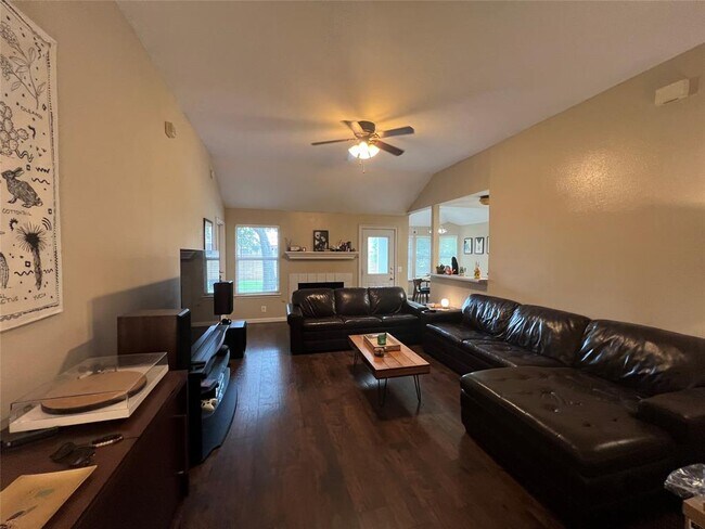 14515 Fitzgibbon Dr in Austin, TX - Building Photo - Building Photo