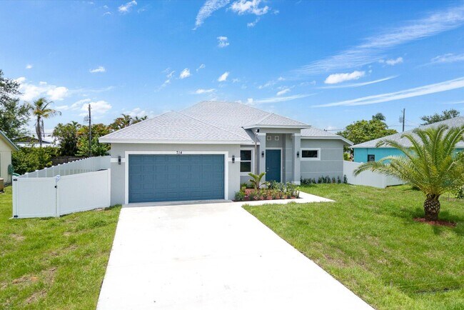 714 SW Broadview St in Port St. Lucie, FL - Building Photo - Building Photo