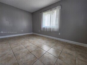 2438 SW 114th Ave in Miami, FL - Building Photo - Building Photo