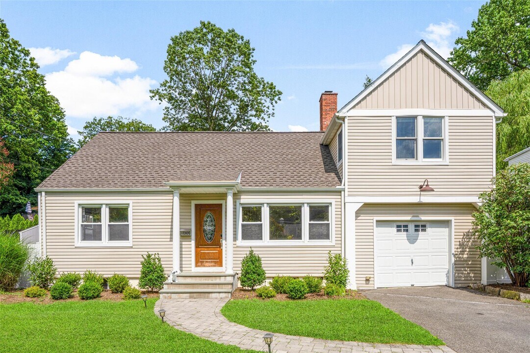 1504 Raleigh Rd in Mamaroneck, NY - Building Photo