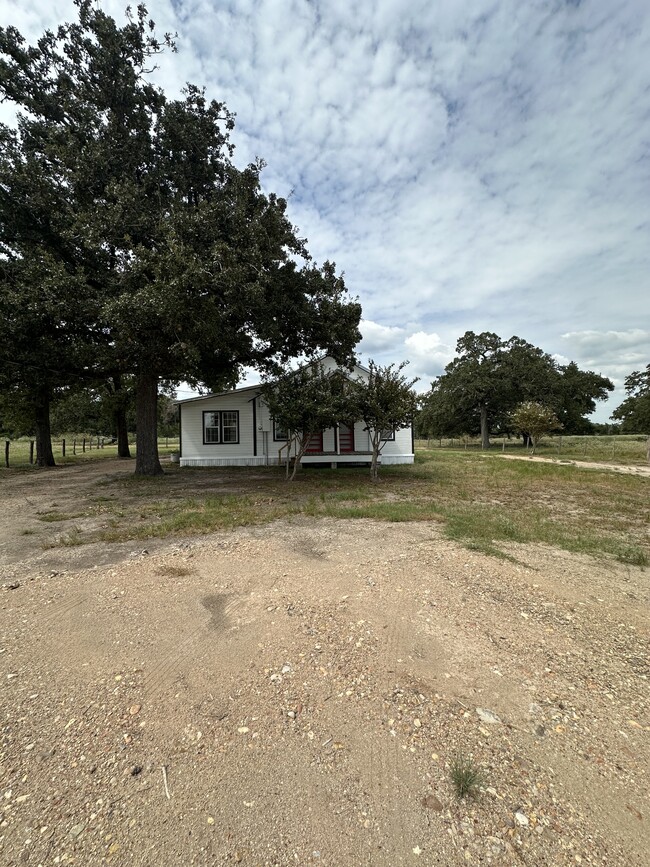 9354 FM 2780 in Burton, TX - Foto de edificio - Building Photo