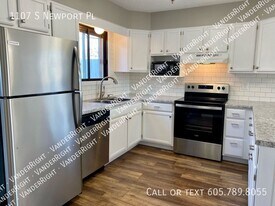 1107 S Newport Pl in Sioux Falls, SD - Building Photo