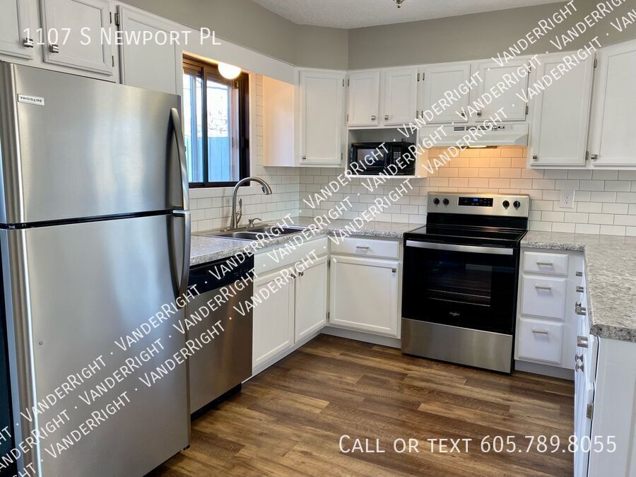 1107 S Newport Pl in Sioux Falls, SD - Building Photo