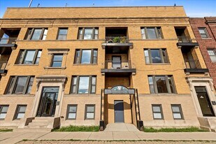 3706 N Sheffield Ave in Chicago, IL - Building Photo